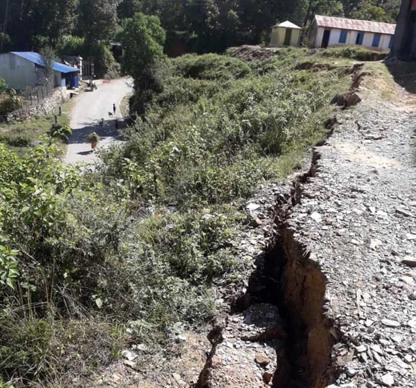 बैतडीको दशरथचन्द माविको भवन पहिरोको जोखिममा 